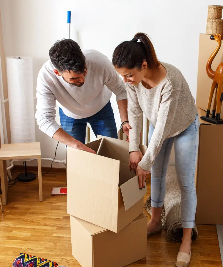 Ev taşıma için paketleme yapan çift